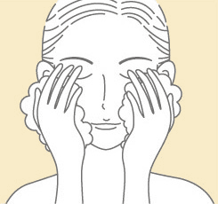 肌の汚れ（ホコリ、汗、皮脂）を落とすために洗顔を行い、肌を清潔な状態にします。