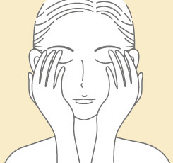 洗顔後の清潔な素肌に、袋から取り出したマスクを広げます。