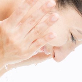 入浴または洗顔で汚れを落とし、化粧水等でお肌を整える